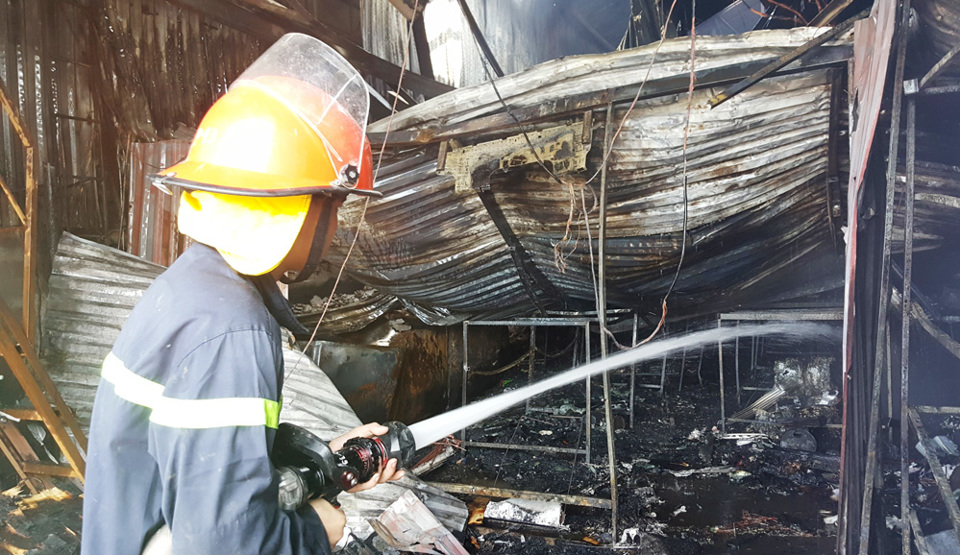 Cháy nhà xưởng sản xuất khiến 8 người chết tại Hoài Đức: Báo động tình trạng mất an toàn cháy nổ - Ảnh 1