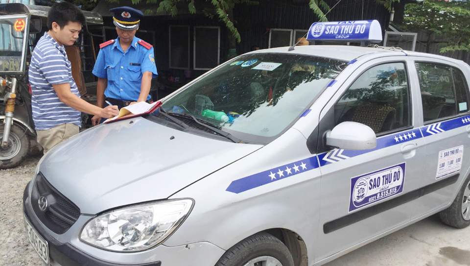 Taxi “chui” bắt chẹt khách nước ngoài tại Hà Nội: Hệ lụy từ lỗ hổng quản lý - Ảnh 2