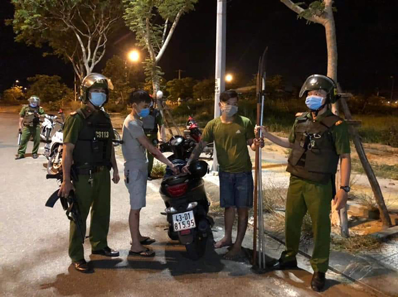 Đà Nẵng: Cảnh sát nổ súng bắt nhóm thanh niên mang "hàng nóng" đi hỗn chiến - Ảnh 1