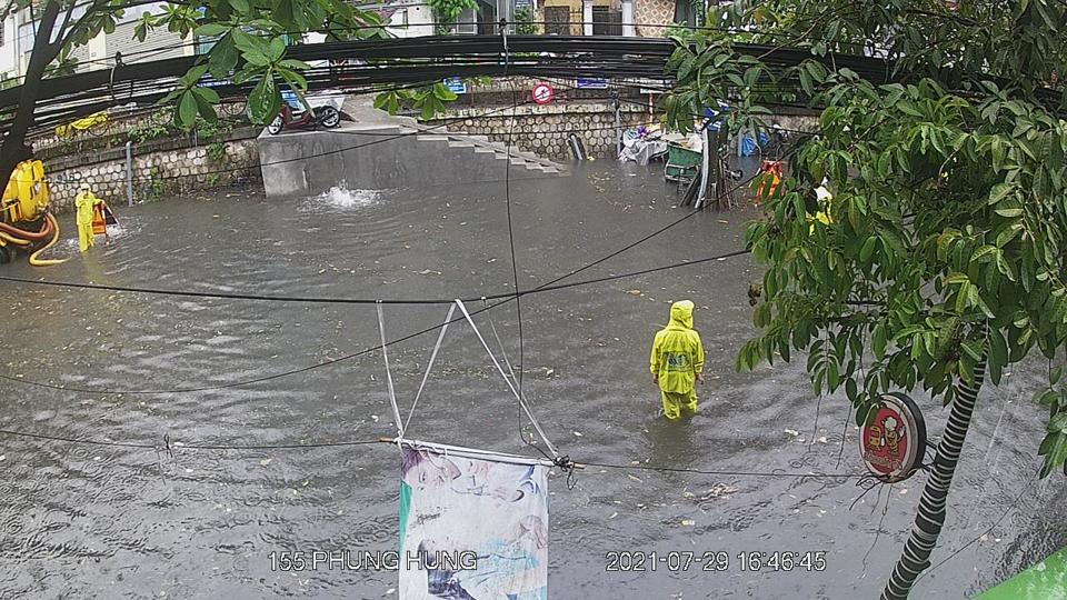 Hà Nội: Đường phố vắng tanh trong chiều mưa lớn, một số tuyến phố bị ngập - Ảnh 4
