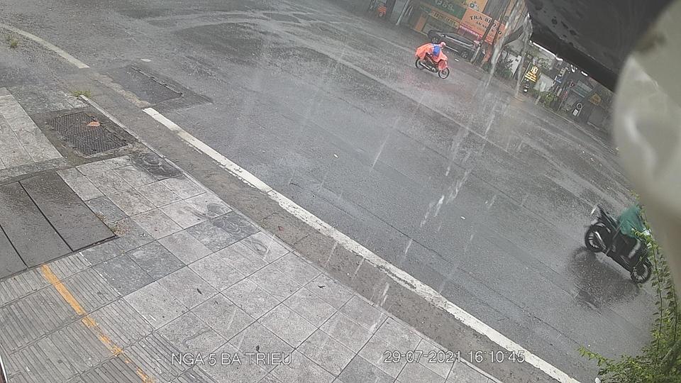 Hà Nội: Đường phố vắng tanh trong chiều mưa lớn, một số tuyến phố bị ngập - Ảnh 8