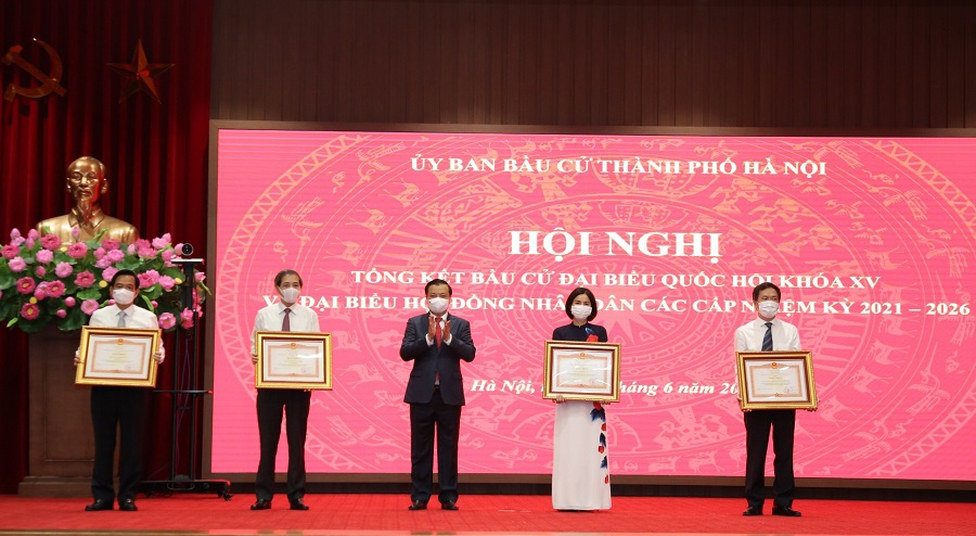 Hà Nội: Khen thưởng hàng trăm tập thể, cá nhân có thành tích trong thực hiện công tác bầu cử - Ảnh 1