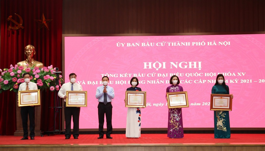Hà Nội: Khen thưởng hàng trăm tập thể, cá nhân có thành tích trong thực hiện công tác bầu cử - Ảnh 2