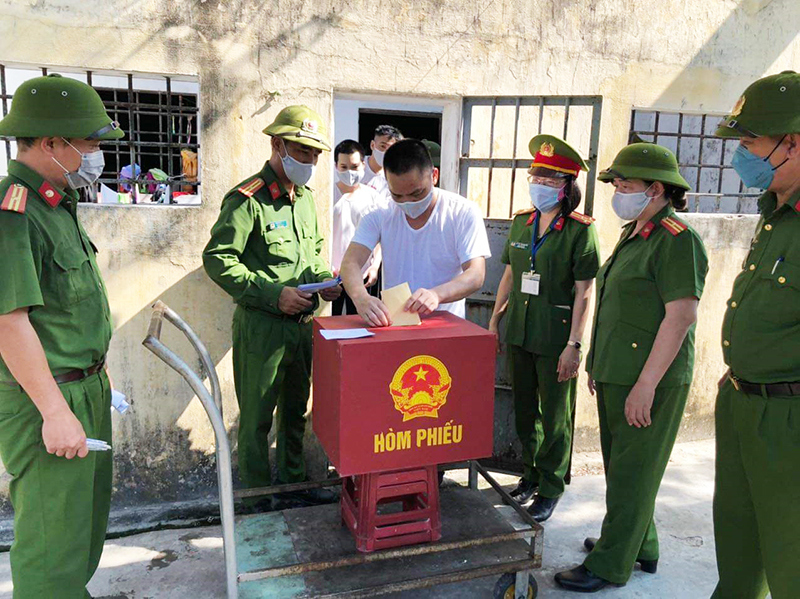 Những hình ảnh đặc biệt trong ngày bầu cử ở Đà Nẵng - Ảnh 8