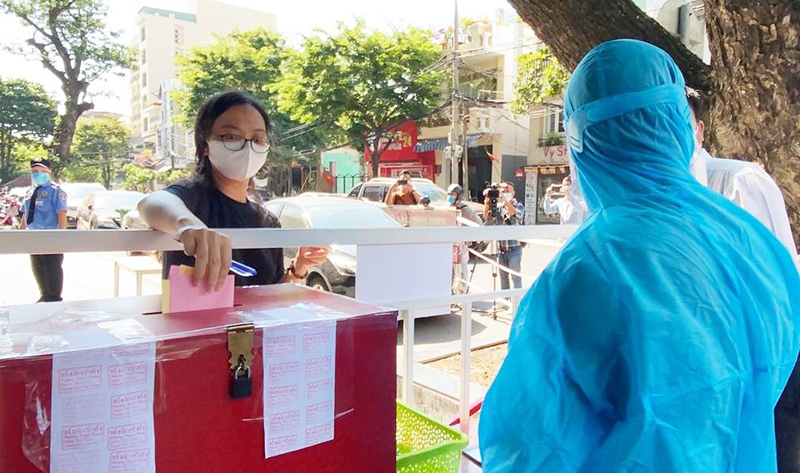Những hình ảnh đặc biệt trong ngày bầu cử ở Đà Nẵng - Ảnh 5
