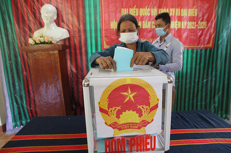 Quảng Nam: Người dân 6 xã biên giới huyện Nam Giang nô nức đi bầu cử sớm - Ảnh 3