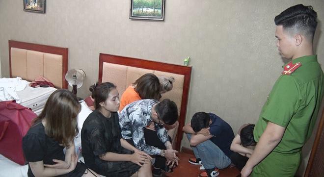 Đang “bay lắc” trong khách sạn ở Thành phố Phủ Lý, 19 nam nữ bị bắt quả tang - Ảnh 1