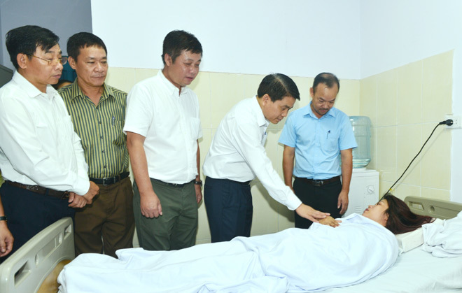 Chủ tịch Nguyễn Đức Chung thăm nữ công nhân môi trường bị hành hung - Ảnh 1