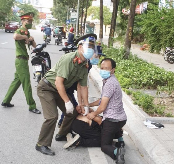 Hà Nội: “Thông chốt” kiểm dịch Covid-19 đi bán ma túy - Ảnh 1