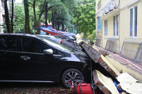 Hà Nội: Hoàn thành di dời 13 ô tô bị tường rào đổ sập ở Mai Dịch - Ảnh 1