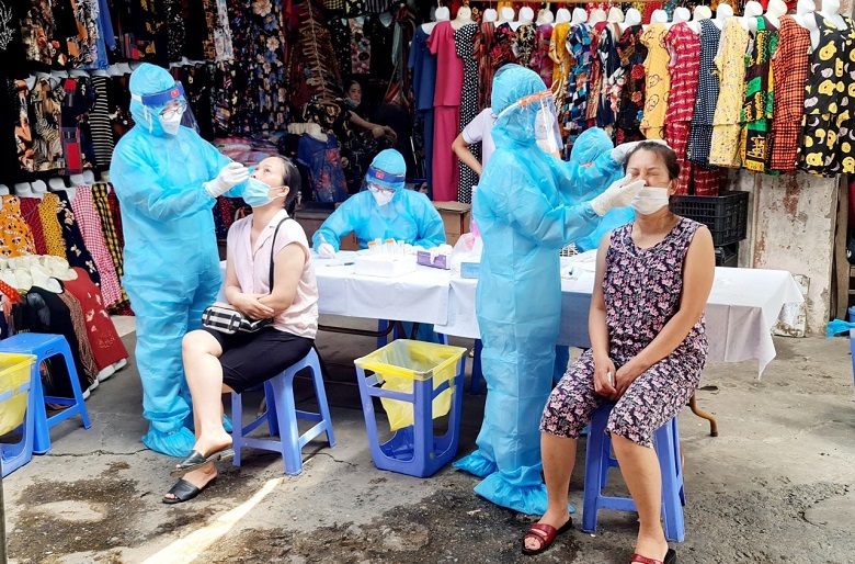 Chùm ảnh: Quận Thanh Xuân xét nghiệm Covid-19 cho người làm dịch vụ bảo vệ, tiểu thương tại các chợ - Ảnh 1