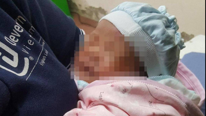 Phát hiện bé gái sơ sinh bị bỏ rơi ở khuôn viên trạm y tế - Ảnh 1