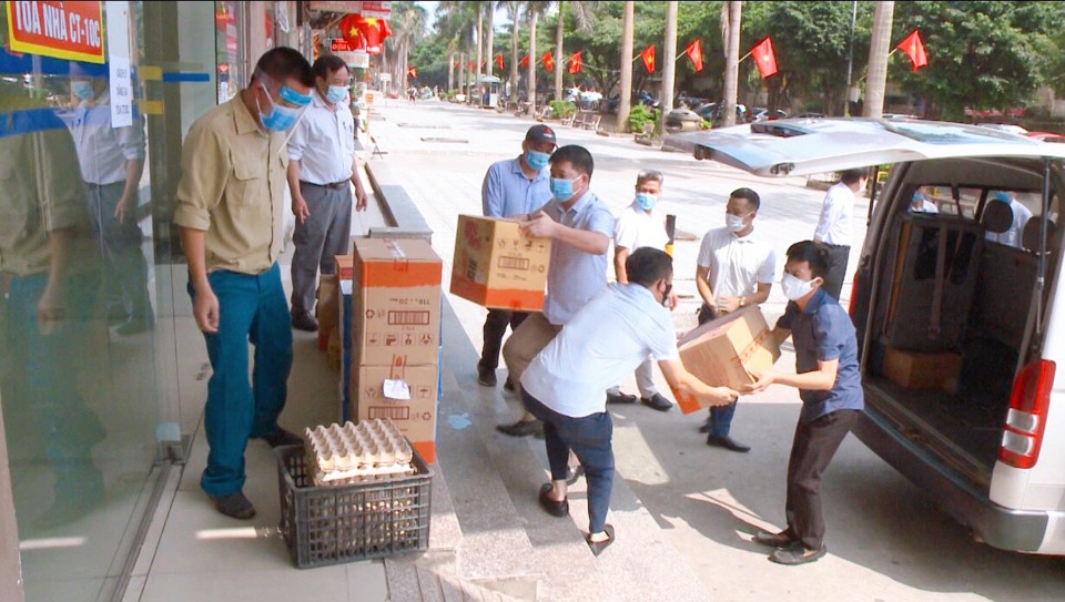 Thăm và tặng quà tại chốt kiểm soát dịch bệnh Covid-19 ở huyện Thanh Trì - Ảnh 2