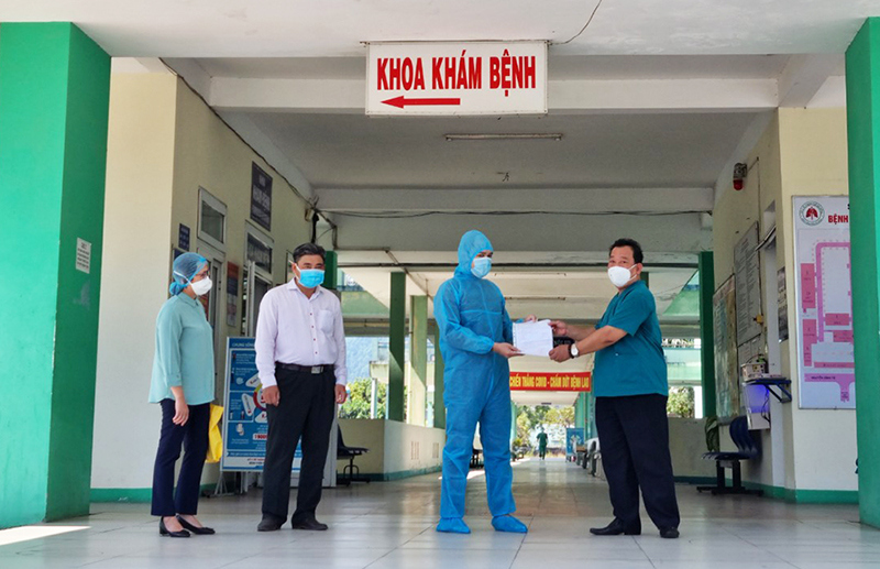 Bệnh nhân đầu tiên mắc Covid-19 trong đợt dịch tháng 5/2021 ở Đà Nẵng xuất viện - Ảnh 1