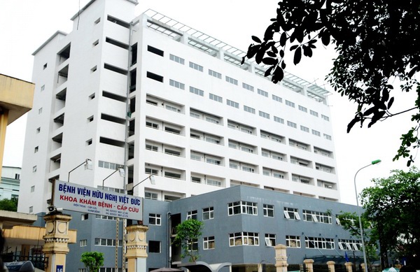 Người nhà bệnh nhân tố Bệnh viện Việt Đức hoãn mổ vì không có tiền "lót tay" - Ảnh 1