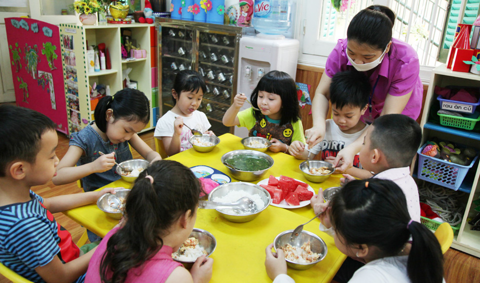 Nguy cơ thực phẩm bẩn vào bếp ăn trường học: Cần phải giám sát chặt chẽ - Ảnh 1