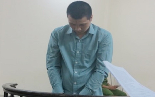 Gã tài xế hiếp dâm bé gái trên taxi ngất xỉu trong phòng xử án - Ảnh 1