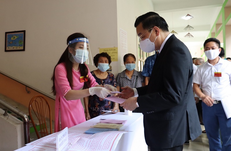 Chủ tịch UBND TP Hà Nội Chu Ngọc Anh bỏ phiếu bầu cử tại quận Đống Đa - Ảnh 3