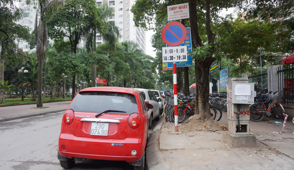 Cấm dừng đỗ phương tiện vào giờ cao điểm tại một số tuyến đường: Biển báo có cũng như không - Ảnh 1