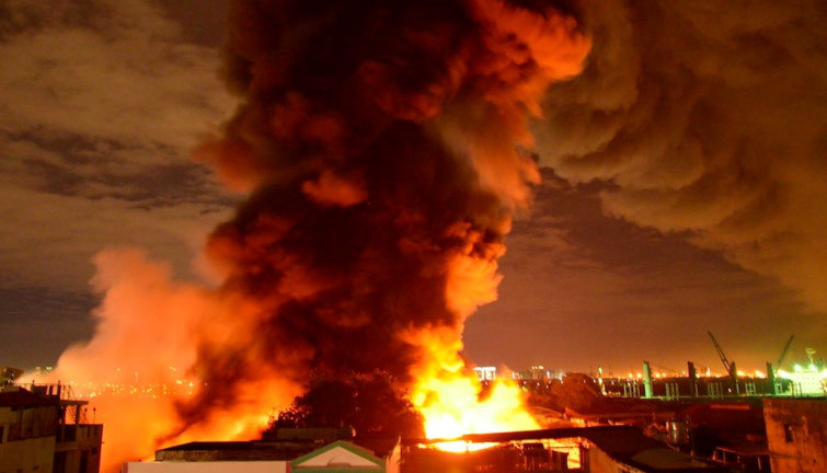 Biển lửa bao trùm kho hàng trong cảng Sài Gòn - Ảnh 1
