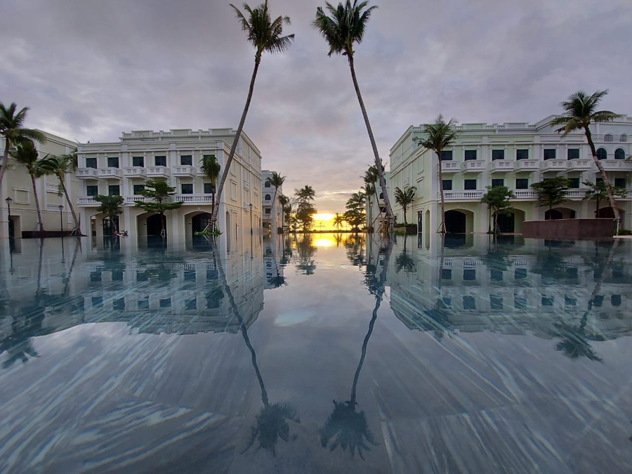 Xôn xao bể bơi “view triệu đô” mới toanh tại Phú Quốc - Ảnh 2