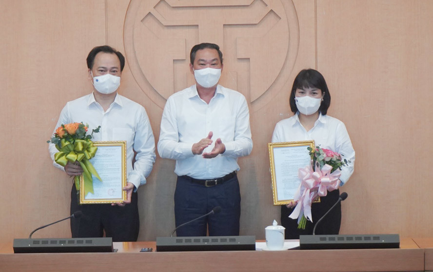 Hà Nội: Trao quyết định bổ nhiệm hai Giám đốc sở, hai Phó chánh văn phòng UBND TP - Ảnh 2