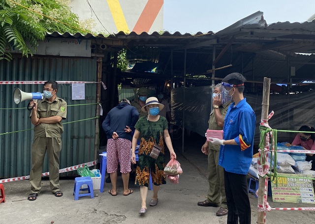 Long Biên: Người dân ủng hộ đi chợ bằng thẻ - Ảnh 2