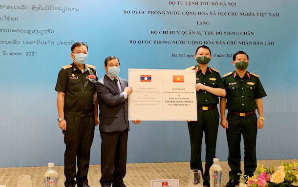 Bộ Tư lệnh Thủ đô Hà Nội hỗ trợ vật tư y tế chống dịch cho Bộ Chỉ huy quân sự Thủ đô Viêng Chăn - Ảnh 1