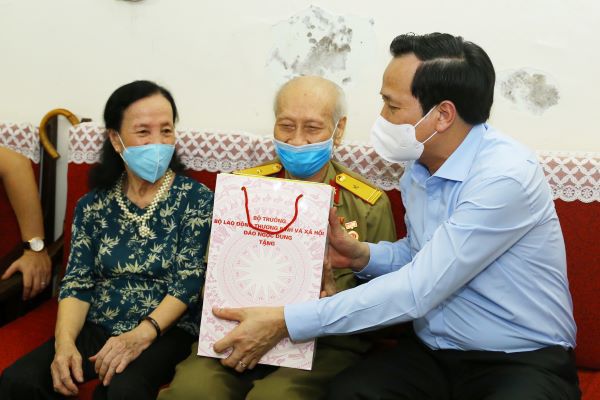 Bộ trưởng Bộ LĐTB&XH Đào Ngọc Dung, Phó Chủ tịch UBND TP Hà Nội Chử Xuân Dũng thăm, tặng quà người có công - Ảnh 1