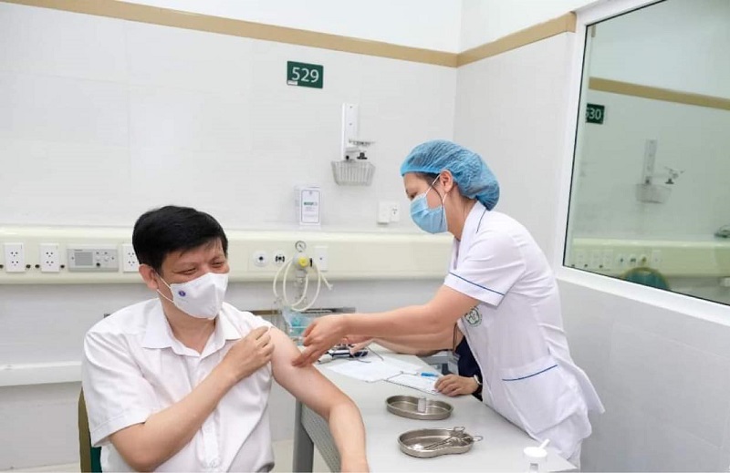 Bộ trưởng Bộ Y tế Nguyễn Thanh Long tiêm vaccine phòng Covid-19 - Ảnh 1