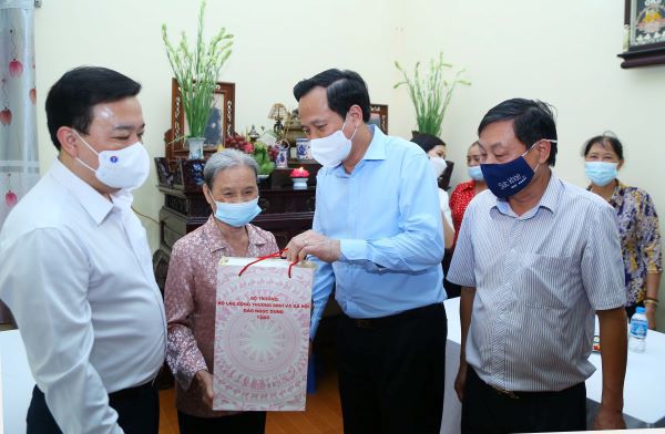 Bộ trưởng Bộ LĐTB&XH Đào Ngọc Dung, Phó Chủ tịch UBND TP Hà Nội Chử Xuân Dũng thăm, tặng quà người có công - Ảnh 5