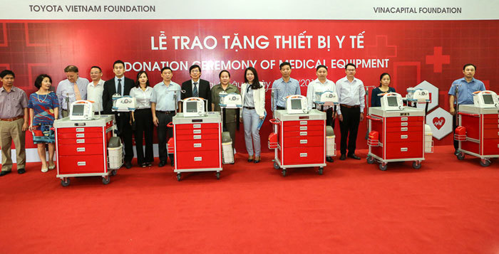 Quỹ Toyota Việt Nam tặng xe đẩy cấp cứu cho tỉnh Lai Châu - Ảnh 1