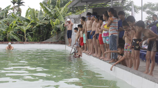 Dạy bơi miễn phí cho 60 trẻ em có hoàn cảnh khó khăn - Ảnh 3
