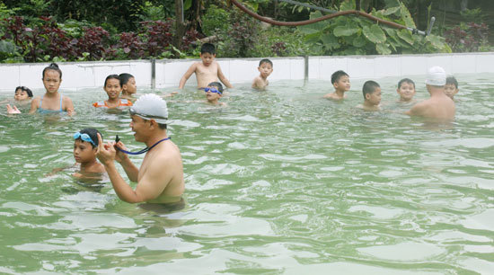 Dạy bơi miễn phí cho 60 trẻ em có hoàn cảnh khó khăn - Ảnh 4