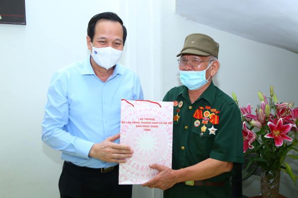 Bộ trưởng Bộ LĐTB&XH Đào Ngọc Dung, Phó Chủ tịch UBND TP Hà Nội Chử Xuân Dũng thăm, tặng quà người có công - Ảnh 3