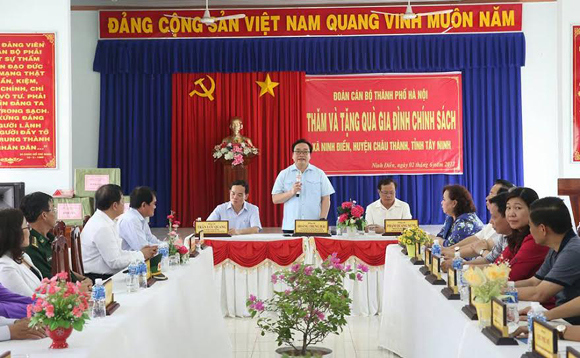 Bí thư Thành ủy Hoàng Trung Hải thăm, tặng quà tại tỉnh Tây Ninh - Ảnh 1