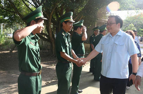 Bí thư Thành ủy Hoàng Trung Hải thăm, tặng quà tại tỉnh Tây Ninh - Ảnh 2