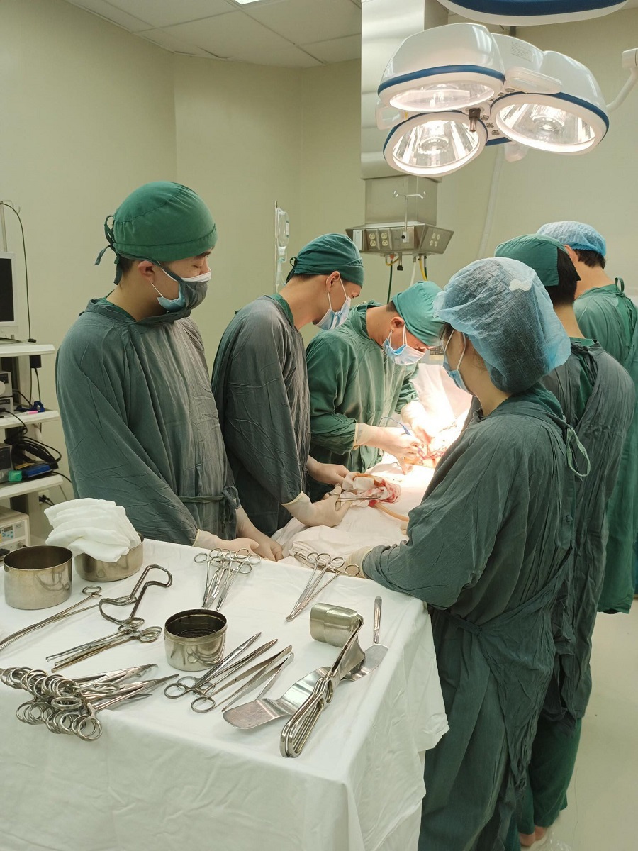 Bệnh viện đa khoa Sóc Sơn: Cấp cứu thành công bệnh nhân bị đứt ruột do tai nạn lao động - Ảnh 1
