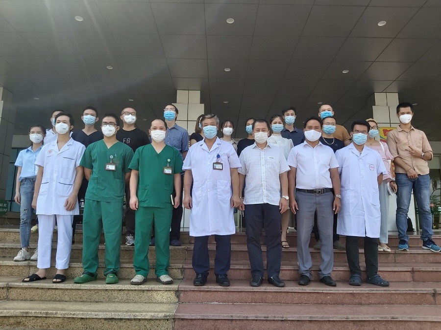 30 cán bộ Bệnh viện Bệnh Nhiệt đới Trung ương lên đường hỗ trợ TP Hồ Chí Minh - Ảnh 1