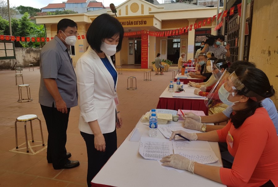 Phó Chủ tịch HĐND TP Phùng Thị Hồng Hà kiểm tra công tác tổ chức bầu cử tại quận Hoàng Mai - Ảnh 2