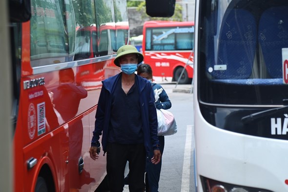 [Ảnh] Bến xe vắng khách sau lệnh dừng hoạt động vận tải hành khách đến 14 tỉnh thành - Ảnh 13