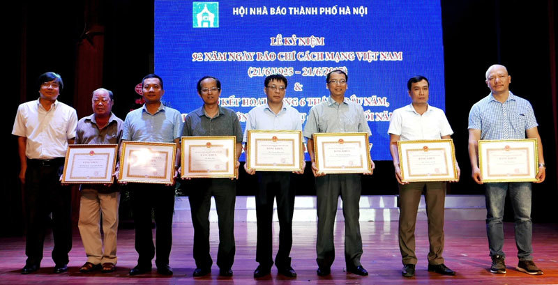 Tôn vinh, khen thưởng 84 Liên - Chi hội, các nhà báo Hà Nội - Ảnh 2