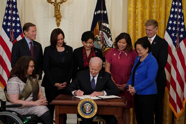 Tổng thống Biden ký ban hành Đạo luật chống thù hận với người gốc Á - Ảnh 1