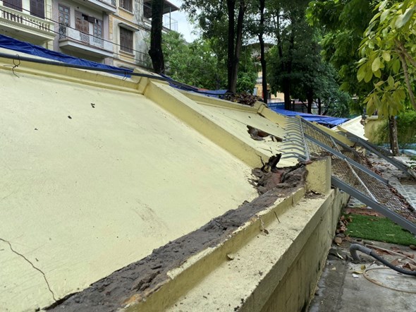 Hà Nội: Hoàn thành di dời 13 ô tô bị tường rào đổ sập ở Mai Dịch - Ảnh 2