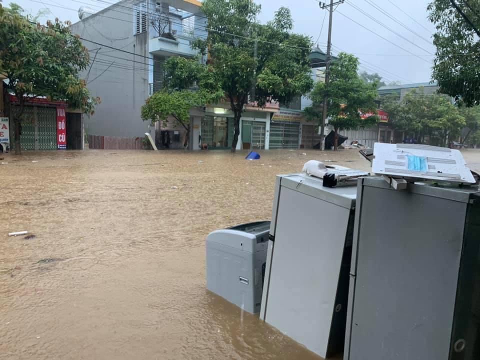 Thành phố Lào Cai ngập sâu sau trận mưa lớn - Ảnh 12