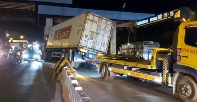 Tai nạn giao thông mới nhất hôm nay 29/5: Xe container mất lái đâm gãy nhiều biển báo trên cầu vượt Thủ Đức - Ảnh 2