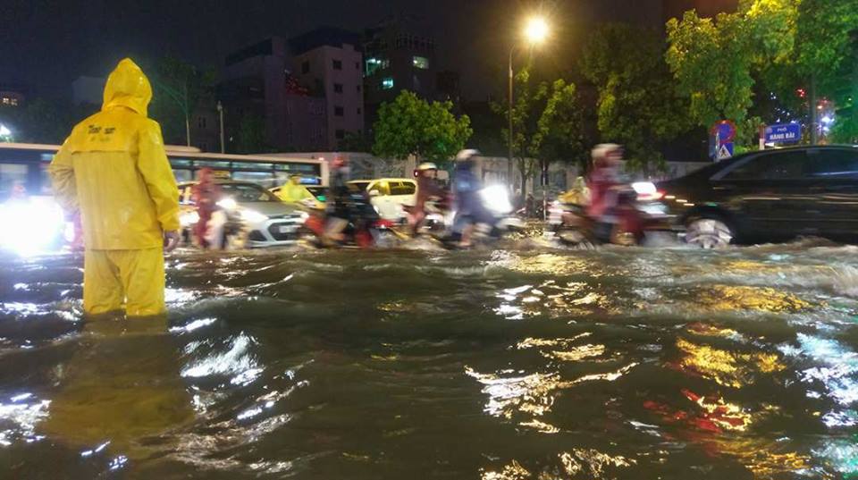 Hà Nội mưa lớn, người dân chật vật trên phố ngập sâu - Ảnh 6
