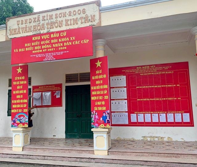 Thị xã Sơn Tây niêm yết rộng rãi danh sách người ứng cử đại biểu Quốc hội và HĐND các cấp - Ảnh 1