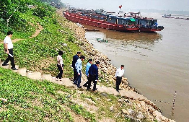 Hà Nội công bố tình trạng khẩn cấp sự cố sụt, sạt kè ven sông Hồng - Ảnh 1
