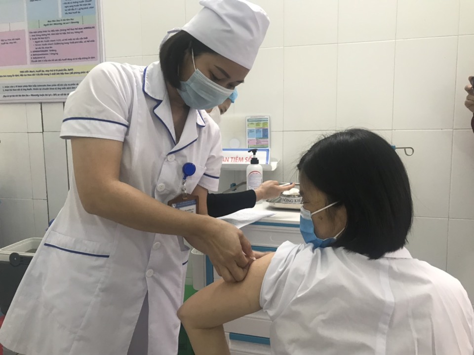 Hà Nội phân bổ hơn 600.000 liều vaccine Covid-19 cho 30 quận, huyện, thị xã - Ảnh 1